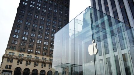 Apple chystá na 28. října velkou show v LA. Na scénu míří první MacBook s OLED displejem a úplně novým designem