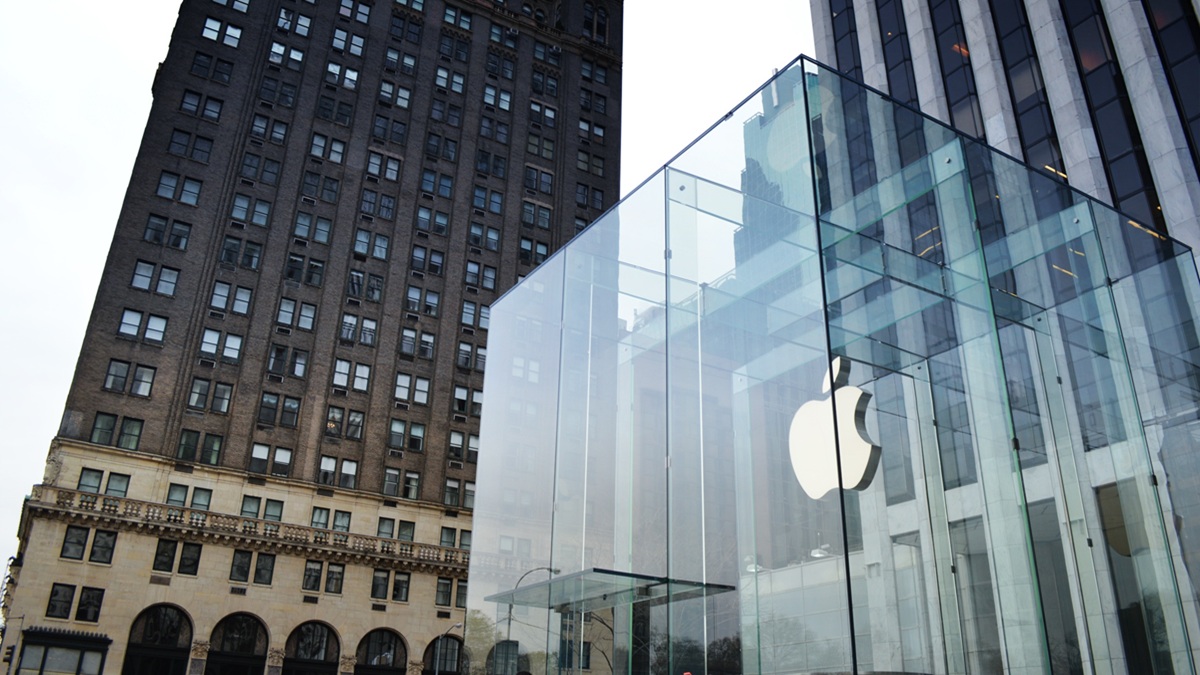 Apple chystá na 28. října velkou show v LA. Na scénu míří první MacBook s OLED displejem a úplně novým designem