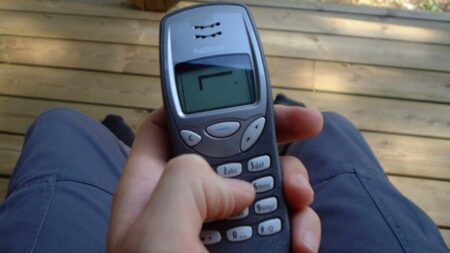 Lidem chybí staré dobré časy s „hloupými telefony“. Průzkum odhalil, na co v době smartphonů vzpomínají nejraději
