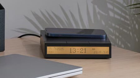 IKEA ukryla bezdrátovou nabíječku do budíku a přidala čidla teploty i vlhkosti. Vypadá retro, ale nezklame
