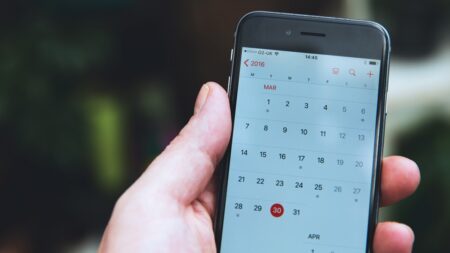 Falešné SMS od České pošty nebo DHL. Češi skáčou na trik, který zneužívá kalendář v mobilu