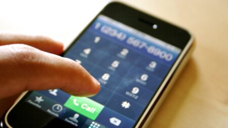 Stačí říct „ano“ do telefonu a podvodníci vám z nahrávky zfalšují hlas. Policie varuje, jaká slova nikdy nepoužívat
