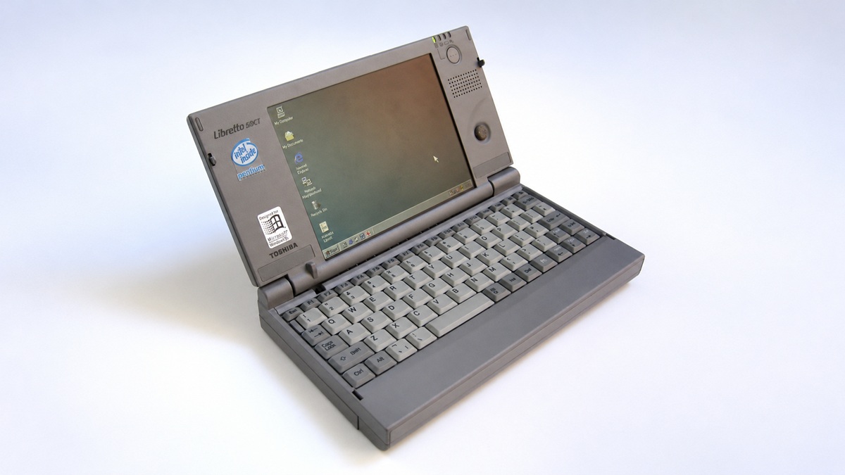 Muž v Japonsku našel na bazaru luxus z roku 1997 za pouhých 600 Kč. Toshiba Libretto 50 s Windows 95 stále funguje