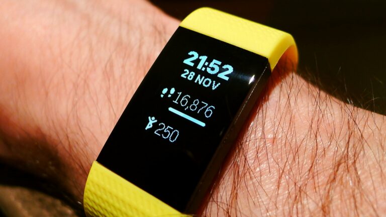 Žlutý náramek Fitbit, Google