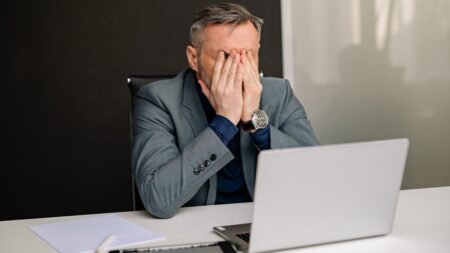 Klikl na reklamu na internetu. Za rok poslal podvodníkům 3 miliony, na účtu mu zbyla „dvacka“